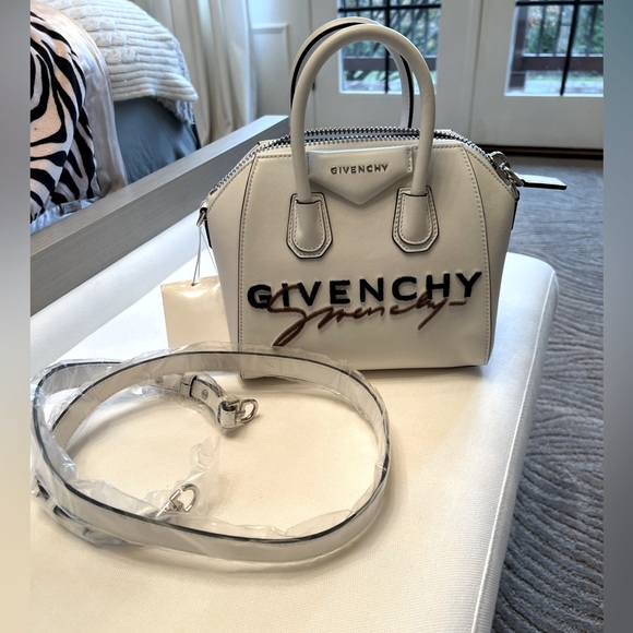 NWT and dust bag Givenchy Signature Antigona Leather bag in white - Picture 3 of 6